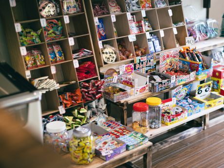 駄菓子屋の静岡おでんをつまみにビール！風呂上がりの射的がまた楽しい